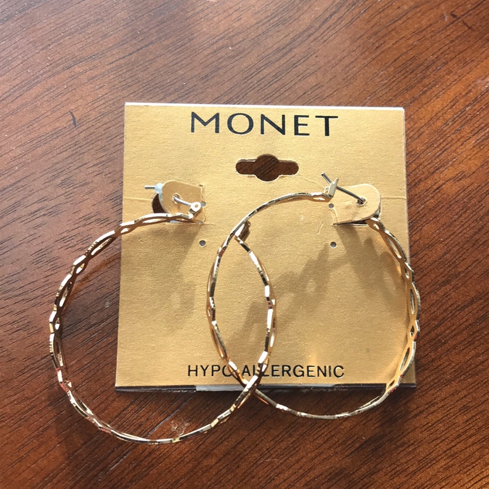 😍MONET Gold Tower Hypo-Allergenic Earrings😍